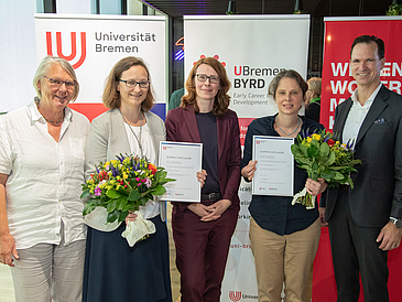 Die Preisträgerinnen Professorin Nicole Megow (2. von links) und Professorin Kerstin Martens (2. von rechts) mit Dr. Mandy Boehnke, Konrektorin für Internationalität, wissenschaftliche Qualifizierung und Diversität (Mitte), Dr. Tim Nesemann, Vorstandsvorsitzender der Alumni der Universität Bremen e.V. (rechts) und Ute Treptow, 1. stellvertretende Vorsitzende der Alumni der Universität Bremen e.V.