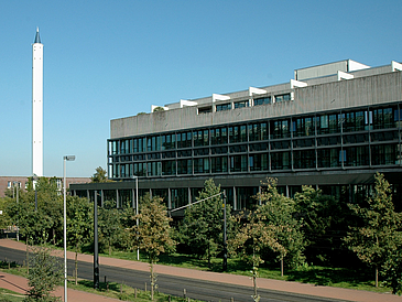 Gebäudeansicht der Bibliothek und des Fallturms