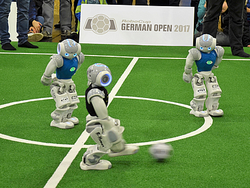 Roboter spielen Fußball