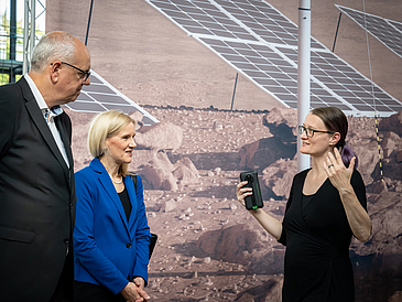 Christiane Heinicke, Wissenschaftlerin am Zentrum für angewandte Raumfahrttechnologie und Mikrogravitation, mit Bürgermeister Andreas Bovenschulte und Rektorin Jutta Günther