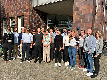 Gruppenfoto RessourcE Zeigt eine gruppe von Menschen vor dem Verwaltungsgebäude