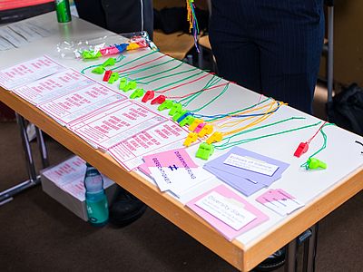 Tisch mit Trillerpfeifen und Flyern vom Asta uni Bremen zu sexualisierter Gewalt