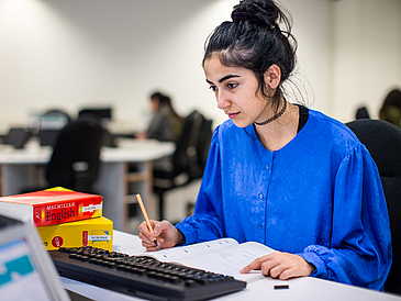 Eine Studentin am Arbeitsplatz.