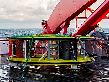 Große gelbe ringförmige Plattform an Bord eines Schiffes.