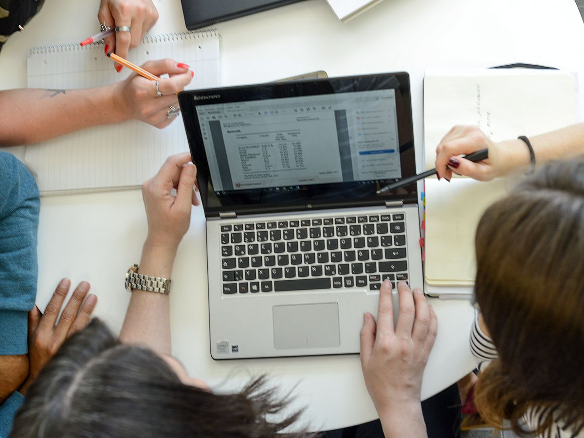 Menschen arbeiten am Laptop.