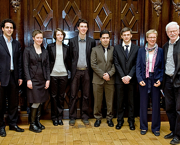 Gruppenbild mit drei Frauen und fünf Männern.