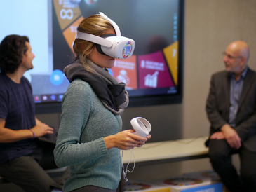 Doktorandin Carry Luise Zimmermann mit VR-Brille