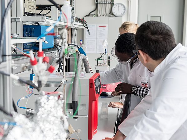 Personen bei der Arbeit im Labor.