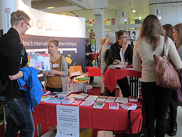 Infostand mit Studierenden