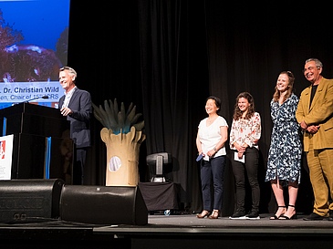 Christian Wild mit seinem Team bei der Eröffnungsveranstaltung des 15. Internationalen Korallenriffsymposiums im Juli 2022 in Bremen