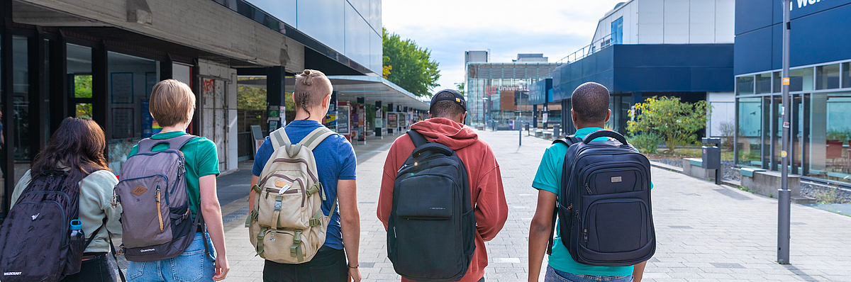 Gruppe Studierender läuft über den Boulevard