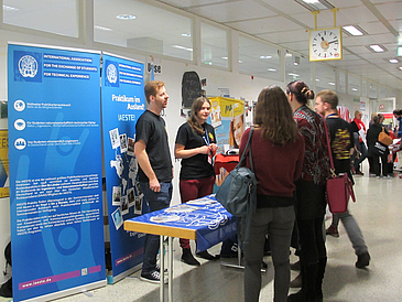 Infostand mit Studierenden