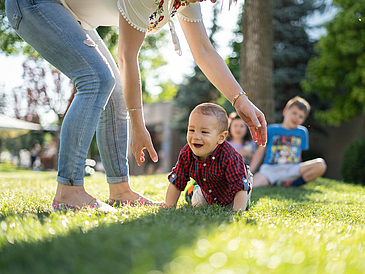 Frau mit Kindern auf einer Wiese