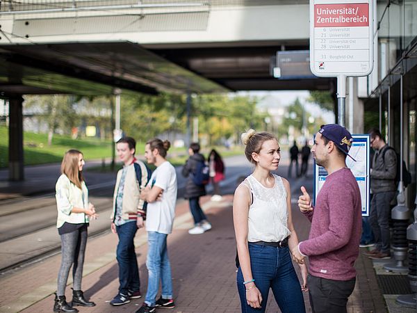Zwei Studierende im Gespräch vor der Glashalle.