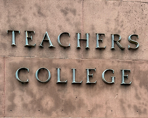 Schrift am Teachers College in New York