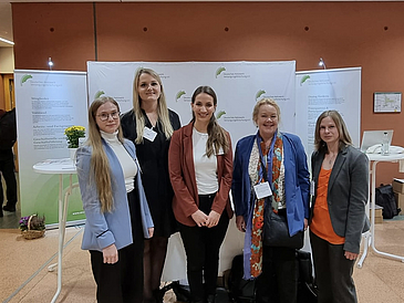 Von links: Julia Misonow, Kim Laura Westphal, Janissa Altona, Prof. Dr. Karin Wolf-Ostermann, Dr. Susanne Stiefler