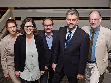 Gruppenfoto mit zwei Frauen und drei Männern