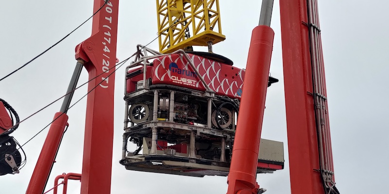 2024: MSM131 (Jøtul Hydrothermalfeld) Nahaufnahme eines roten Unterwasserfahrzeugs, das am Schiffskran hängt.