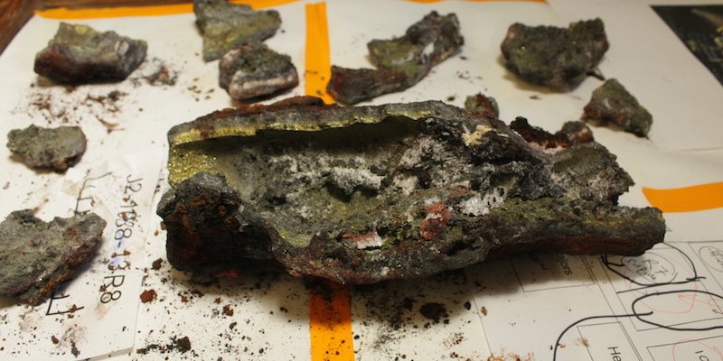 2018: TN350 (Brothers Vulkan) Großaufnahme eines in der Länge aufgesägten hydrothermalen Schlotes vom Brothers Vulkan. Die Innenseite des schwarzen Schlotes glitzert gelb-golden.